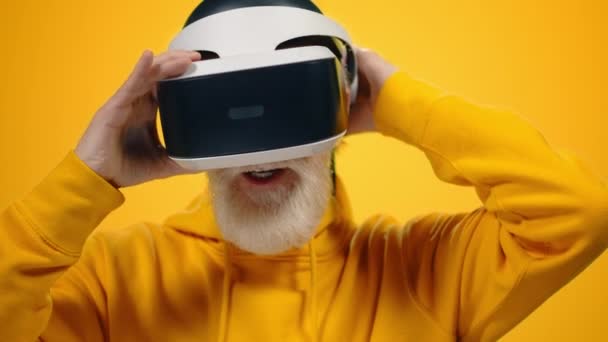 Idősebb ember virtuális szemüveget próbál odabent. Öreg fickó tesz vr eszköz belül. — Stock videók