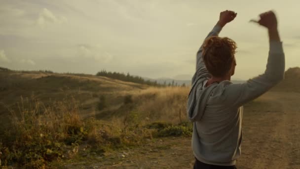 Sportsman jumping on trail outdoor. Guy enjoying good results after training — Stock Video