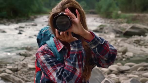 Rapariga a fotografar nas montanhas. Profissional feminino tirando fotos ao ar livre — Vídeo de Stock