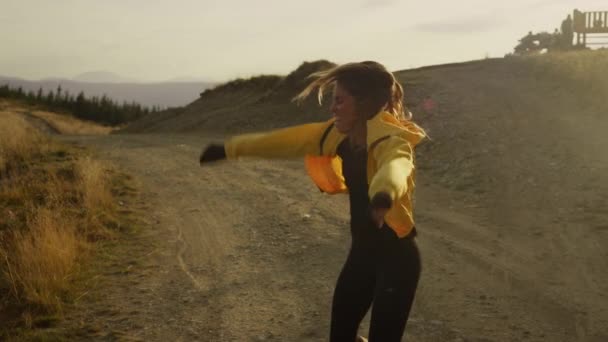 Gelukkige sportvrouw die op pad springt. Meisje geniet van goede resultaten na de training — Stockvideo