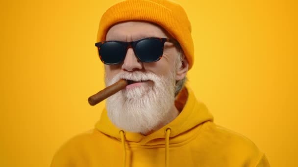 Starší starší muž relaxační uvnitř Spokojený starý muž kouření v moderním studiu. — Stock video