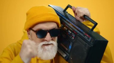 İçeride dans eden neşeli adam. Modern salonda retro müzik dinleyen neşeli adam..