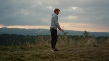 Adam dağlarda takla atıyor. Erkek sporcu takla atıyor.