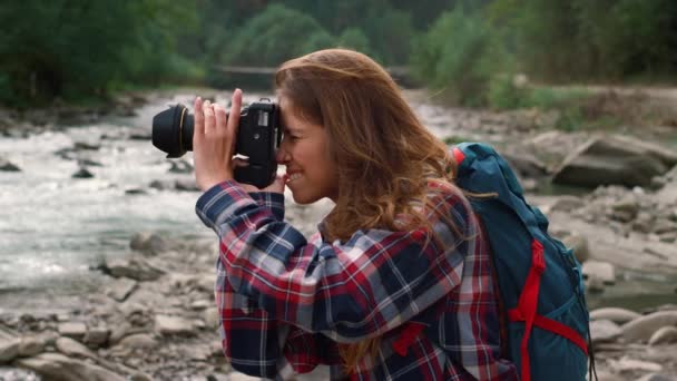 Mulher tirando fotos da paisagem. Profissional com câmera de foto trabalhando ao ar livre — Vídeo de Stock