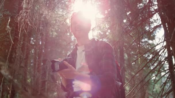 Der Mensch fotografiert Landschaft mit der Kamera. Reisende mit Fotokamera im Wald — Stockvideo