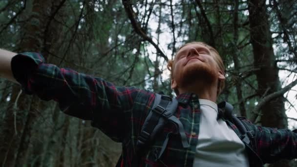 Zufriedener Typ, der sich bei einer Wanderung im Wald ausruht. Männliche Touristen genießen die Natur — Stockvideo