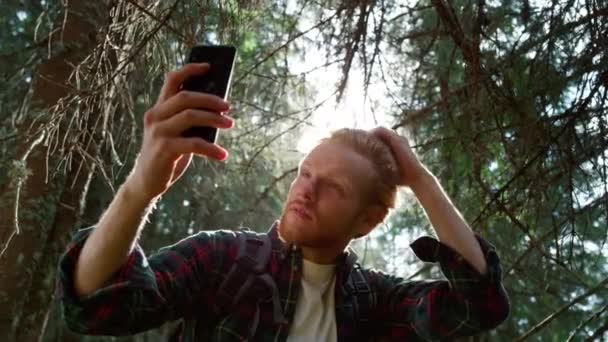 Guy fixant coiffure avant selfie sur smartphone. Randonneur prenant selfie au téléphone — Video
