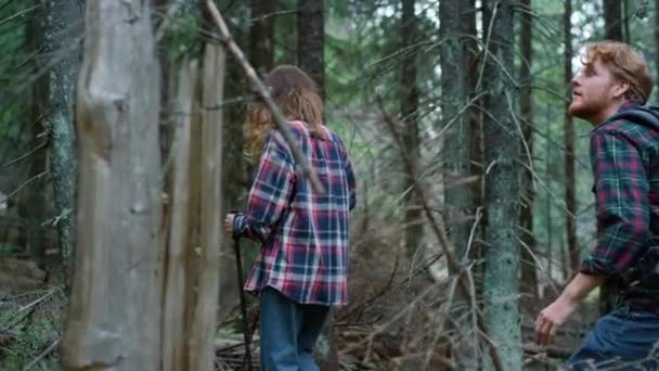 Wanderer wandern im Sommer im Wald. Frau und Mann wandern zwischen Bäumen — Stockvideo