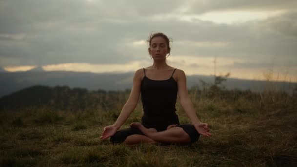 Женщина-йога с закрытыми глазами медитирует. Fit женщина делает представления yoga namaste — стоковое видео