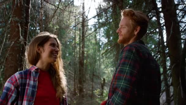 Turisté stojící v lese. Hezký muž objímající ženu v lese — Stock video