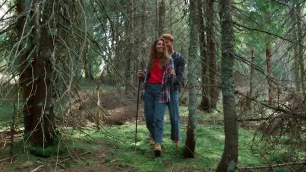 夏には女の子と男が森をトレッキング。森の中で二人のハイキング — ストック動画