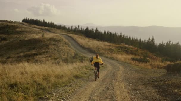 Menina andar de bicicleta na estrada. Atleta de bicicleta esportiva ciclismo na paisagem — Vídeo de Stock