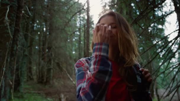 Randonneur souriant regardant la caméra dans la forêt de contes de fées. Femme posant à la caméra — Video