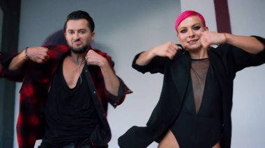 Modern salonda dans eden insanlar. Çekici dansçılar kamerayı içeride poz veriyor..