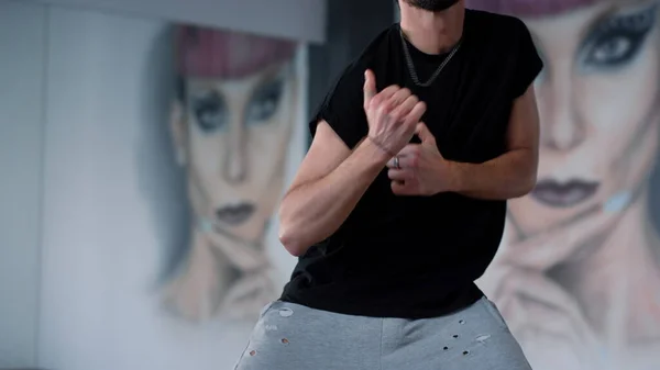 Ballerino sconosciuto che esercita l'hiphop in palestra. Immagine ritagliata uomo che balla in classe. — Foto Stock