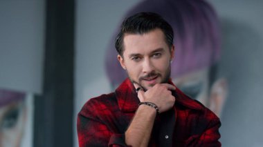 Modern sınıfta kameraya poz veren neşeli dansçılar. Genç çift stüdyoda dans ediyor..