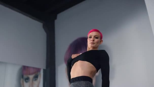 Donna corpo perfetto alla ricerca fotocamera in classe di danza. Tacchi alti ballerino danza. — Video Stock