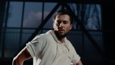 Akşam sınıfında şık bir dansçı. Spor giyinen adam içeride dans ediyor..