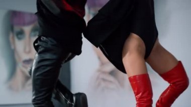 Bilinmeyen dansçılar içeride ateşli hareketler yapıyorlar. Sınıfta dans eden çift.