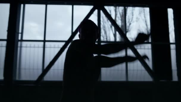 Silhouette de danseuse mince levant la main en studio sombre. Femme inconnue cours de danse — Video