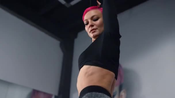 Anmutige Frau, die im Unterricht tanzt. Fitness-Model posiert im Studio für Kamera. — Stockvideo