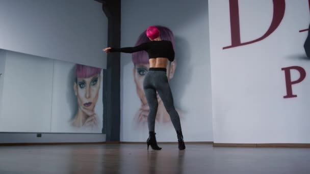 Tacones altos mujer bailando en el estudio. Sexy bailarina doblando en pista de baile. — Vídeo de stock