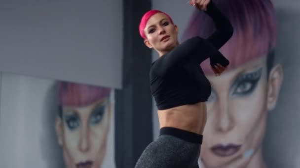 Perfekte Körperfrau, die in moderner Klasse tanzt. Street Style Tänzer suchen Kamera. — Stockvideo
