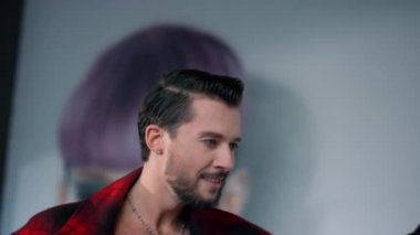 Sınıfta kameraya poz veren gülümseyen dansçılar. Dans eden sevimli çift içeride hip hop yapıyor..