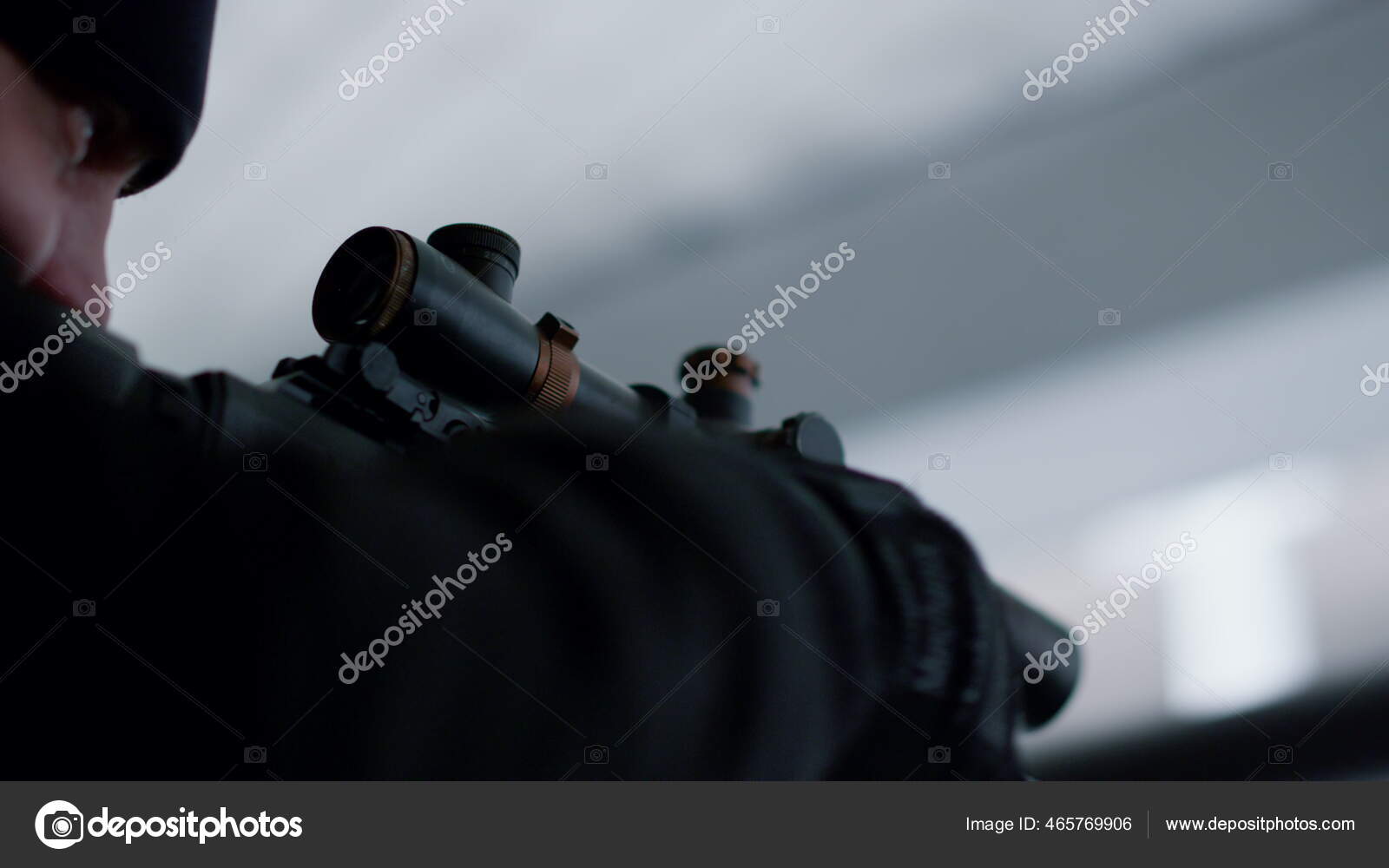 Um Cara De Uniforme Policial Com Uma Espingarda De Atirador