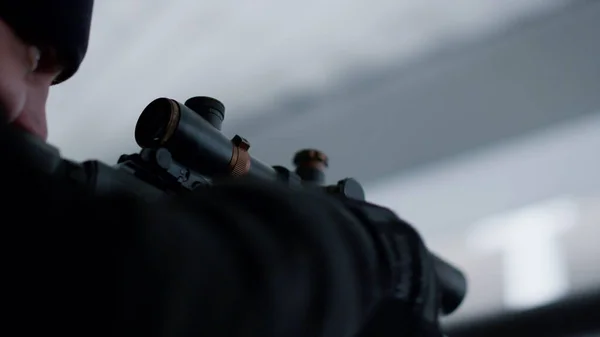 Mördaren ser teleskopisk syn av gevär. Krypskyttar siktar mål på skjutvapen — Stockfoto