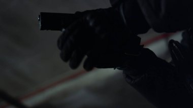 Üniformalı asker şarjörü dolduruyor. Erkek keskin nişancı şarjörü dolduruyor.