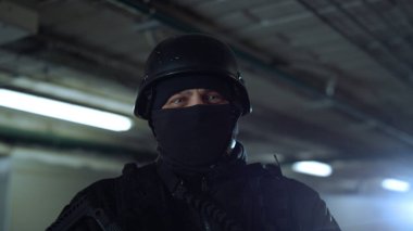 Özel harekat sırasında konumuna odaklanmış SWAT polisi
