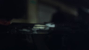 SWAT timi tüfeklere nişan alıyor. Silahlı özel kuvvetler grubu.