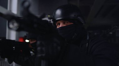 Miğferli Özel Kuvvetler, saldırı tüfeklerini hedef alıyor.