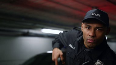 Polis silahı hedefe doğrultuyor. Polis memuru elinde silah tutuyor.