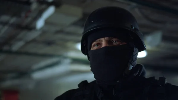 Membre du SWAT debout dans un bâtiment sombre. Soldat militaire masqué posant à la caméra — Photo