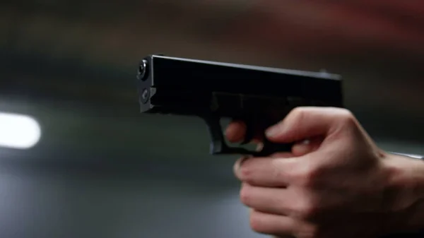 Manliga händer håller laddad pistol. Polismansvapen med vapen — Stockfoto
