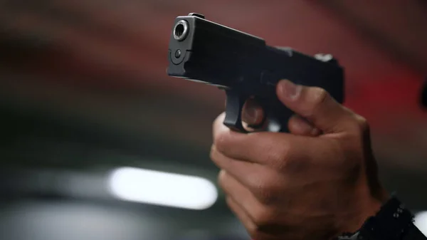 Poldové míří pistolí. Policajt drží prst na spoušti pistole — Stock fotografie