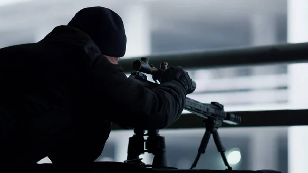 Mördaren justerar synen på prickskyttegevär. Krypskytt förbereder vapen för skytte — Stockfoto