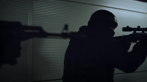 SWAT-Offiziere zielen auf Gewehre. Spezialeinsatzkommando der Polizei vor Ort — Stockfoto