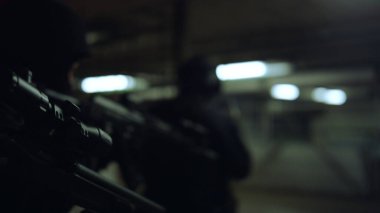 SWAT ekibi park yeri arıyor. Özel harekat polisi silah doğrultuyor. 