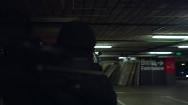 Özel saldırı timi binayı inceliyor. Subaylar tüfek dürbünlerine bakıyor.