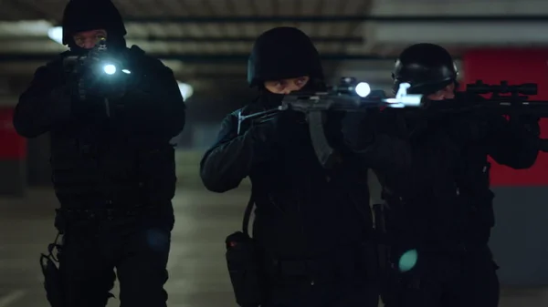 Soldados SWAT usando rifles con linternas. Policías con armas de fuego —  Fotos de Stock