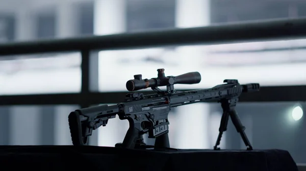 Sniper rifle with telescopic sight mounted on bipod. Rifle with optical sight — Stock Photo, Image