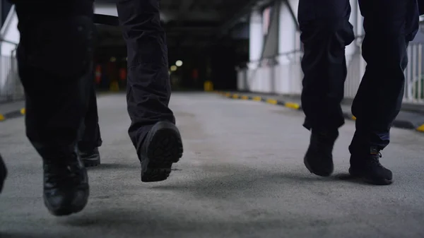 Gros plan SWAT policiers jambes marchant dans un bâtiment urbain — Photo