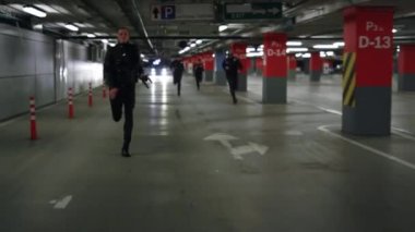 Polis şehir binasında teröristleri kovalıyor. Polis memurları adamı yakalamaya çalışıyor.