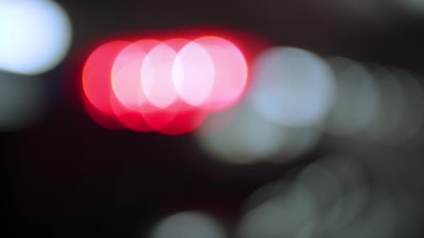Światła policyjne migają na dachu radiowozu. Światła świecące w nocy — Wideo stockowe