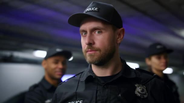 Un policier en casquette posant à la caméra. Sérieux policier regardant la caméra — Video