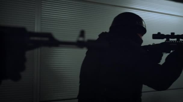 ライフルを狙うSWAT将校。領域をカバーする特殊部隊警察部隊 — ストック動画