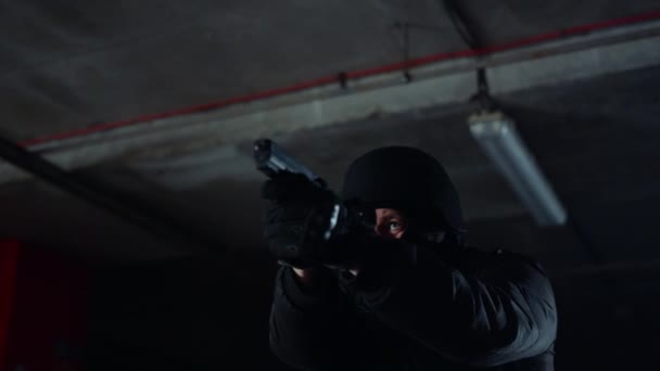 Deltagare i specialoperationer som siktar på skjutvapen. SWAT soldat skytte från pistol — Stockvideo